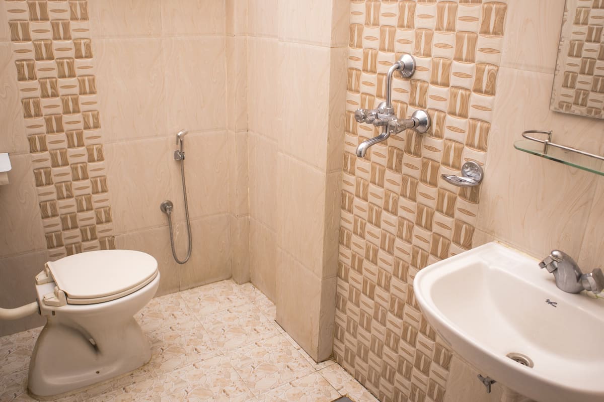 deluxe triple room | bathroom | shower, free toiletries, slippers, towels