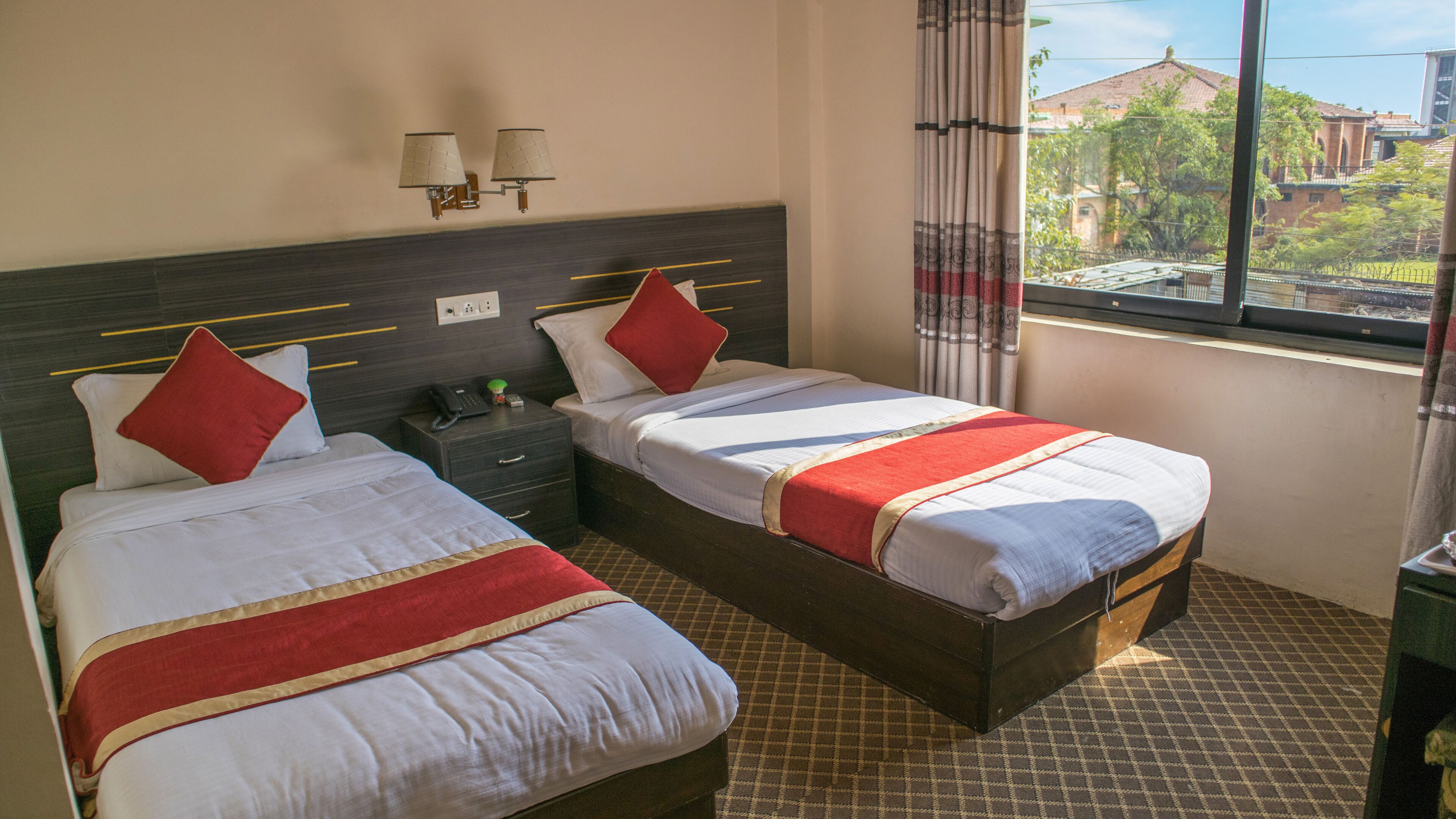 deluxe twin room | desk, free wifi, bed sheets