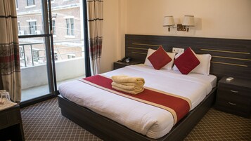 Escritorio, wifi gratis y ropa de cama 