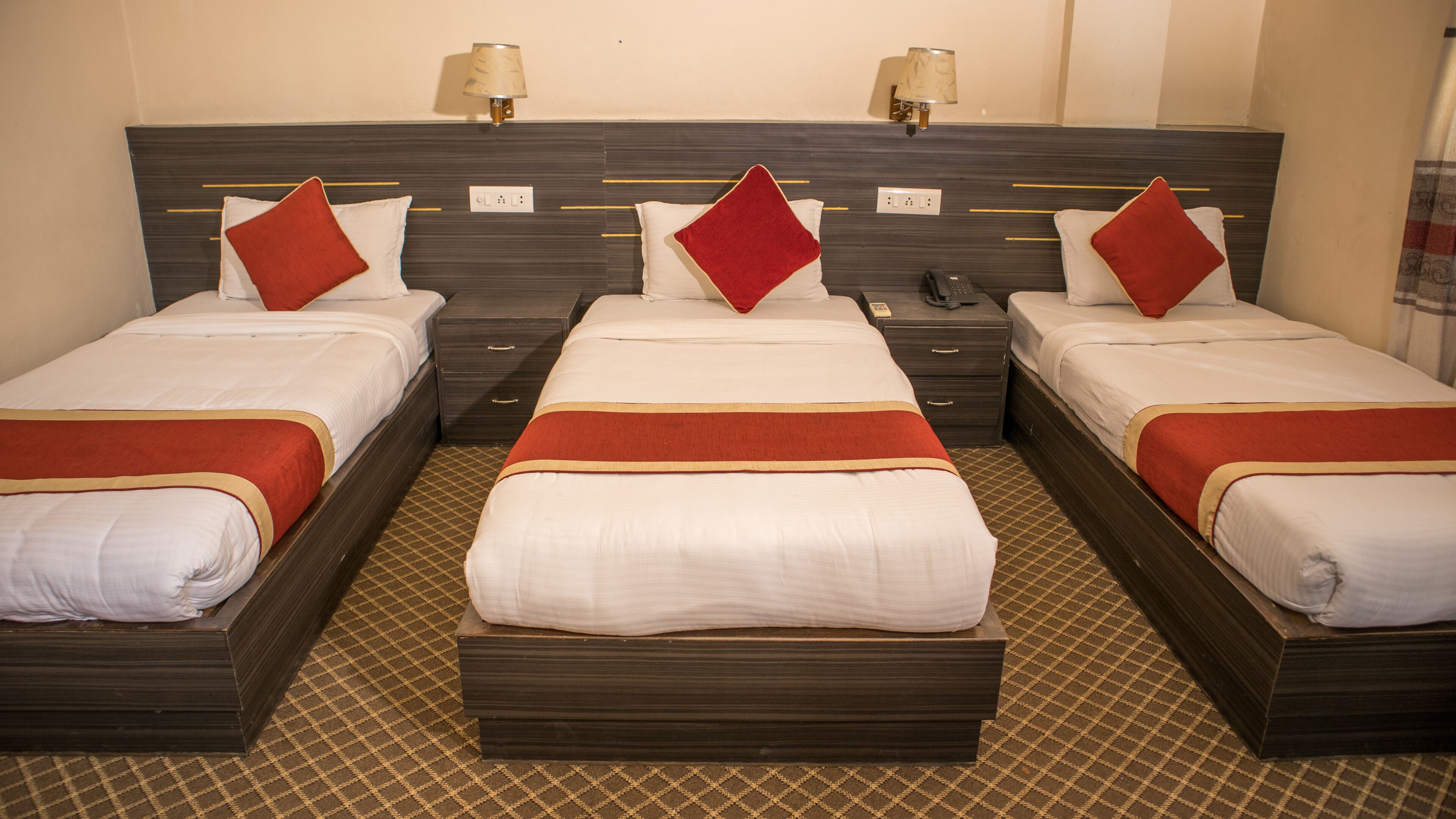 deluxe triple room | desk, free wifi, bed sheets