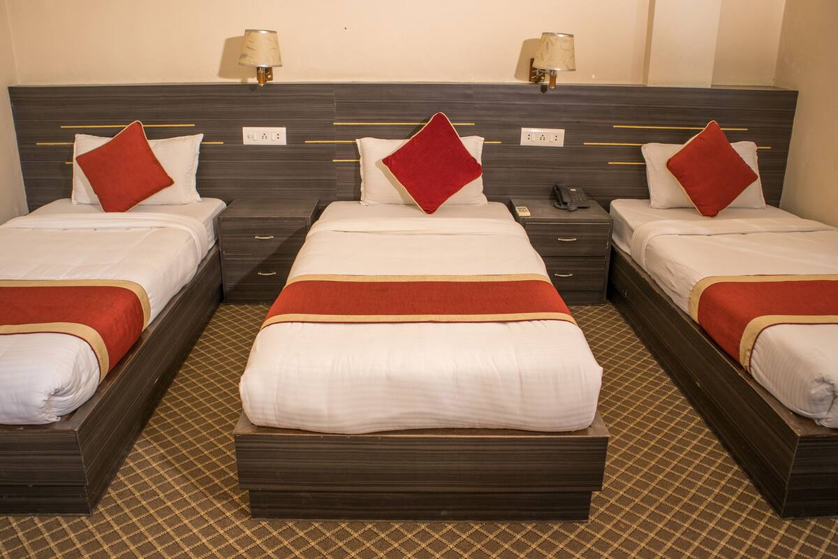 deluxe triple room | desk, free wifi, bed sheets