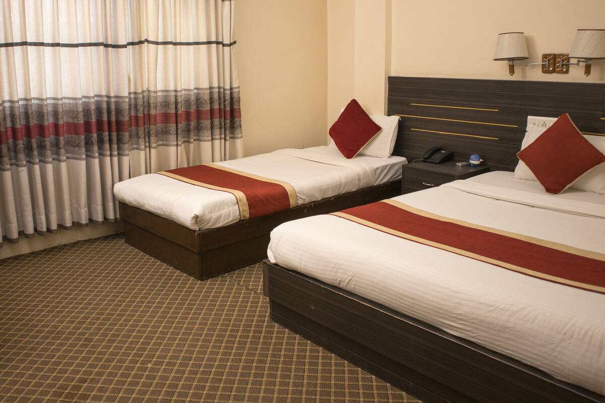deluxe triple room | desk, free wifi, bed sheets