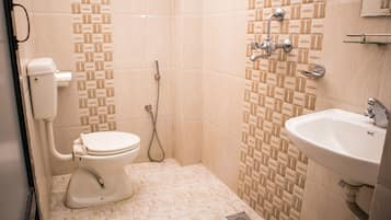 Deluxe tweepersoonskamer | Badkamer | Een douche, gratis toiletartikelen, pantoffels, handdoeken