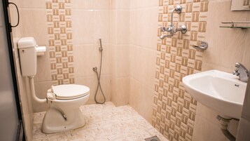 Deluxe Double Room | Bathroom | Shower, free toiletries, slippers, towels
