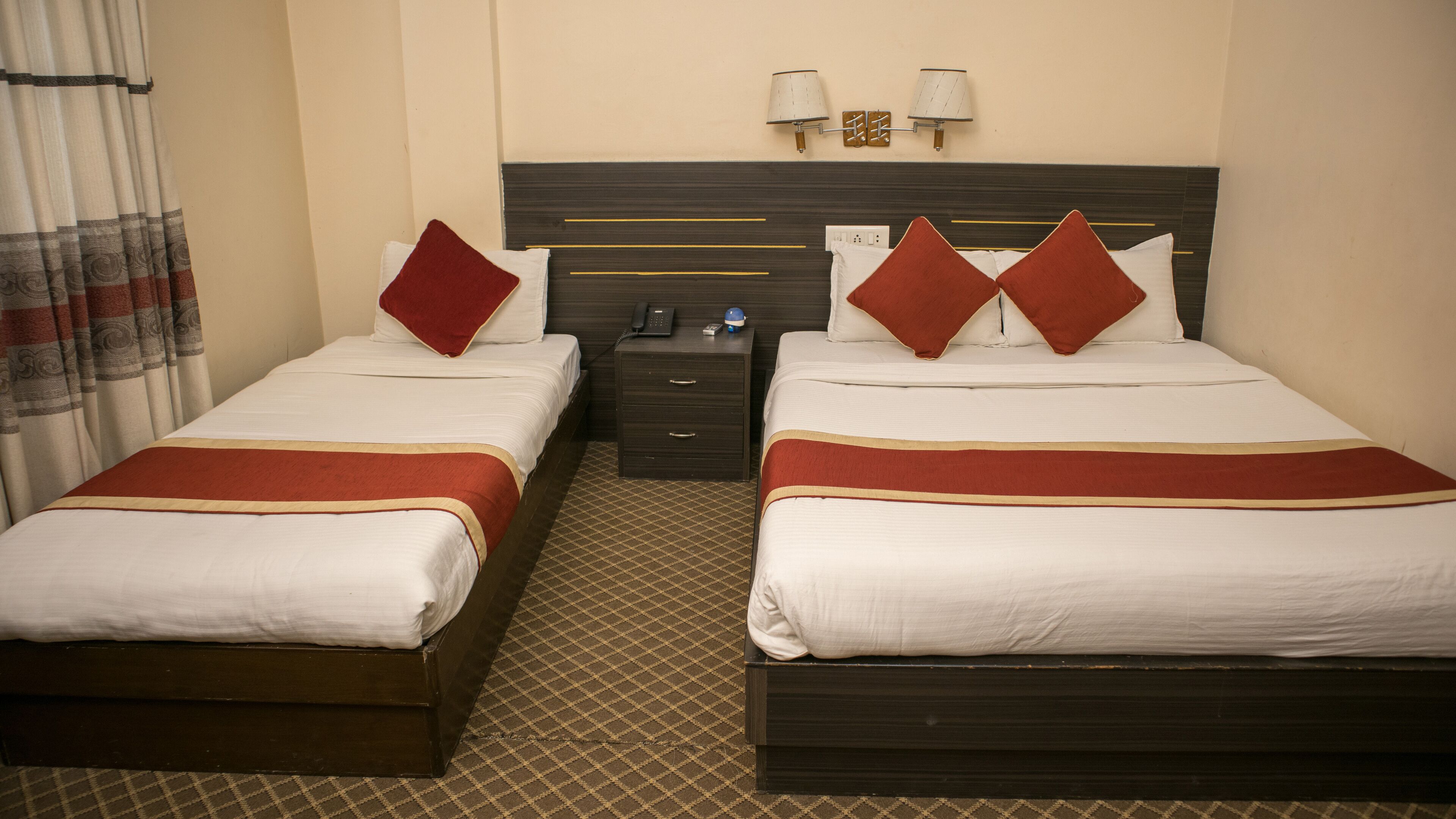 deluxe triple room | desk, free wifi, bed sheets