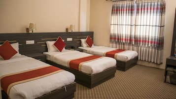Deluxe-Dreibettzimmer | Schreibtisch, kostenloses WLAN, Bettwäsche