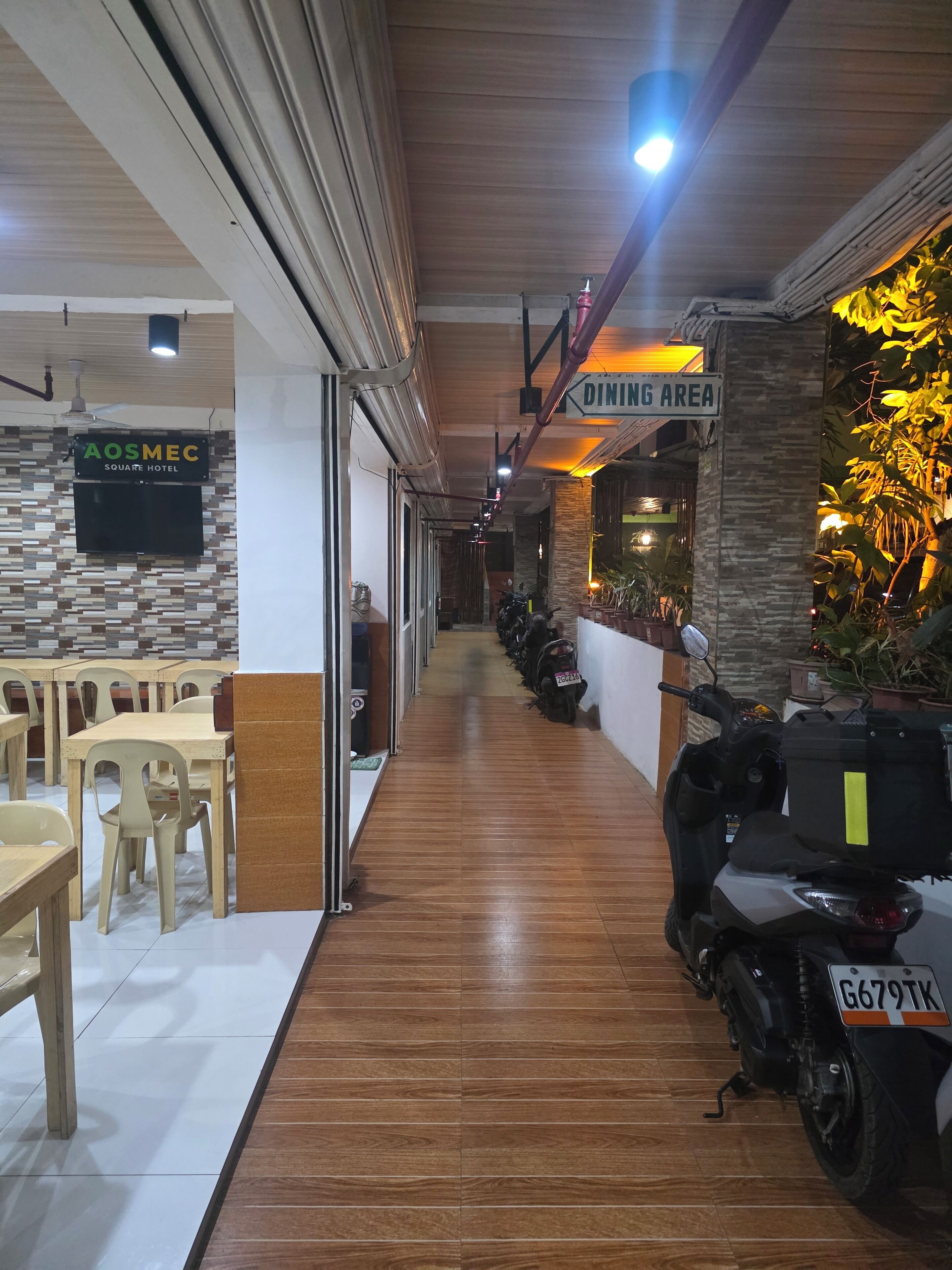 Petit déjeuner et déjeuner servis sur place, spécialités Cuisine locale