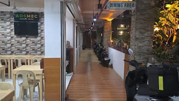 Sarapan, makan tengah hari, makan malam dihidangkan; masakan tempatan