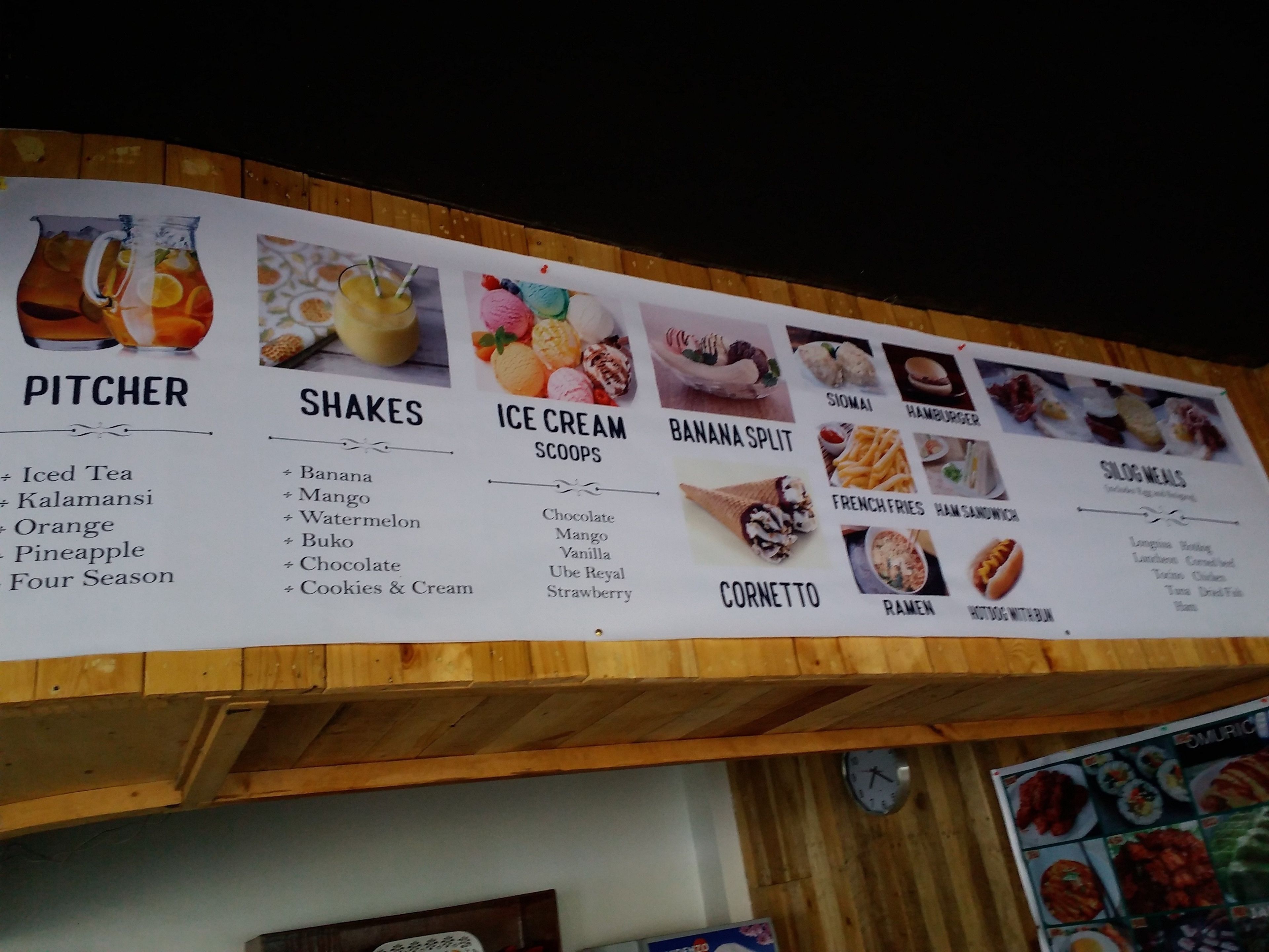 Un panel con diferentes opciones de bebidas y postres.