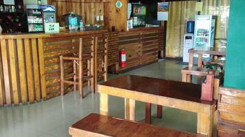 Melayani sarapan, makan siang, makan malam; sajian masakan lokal