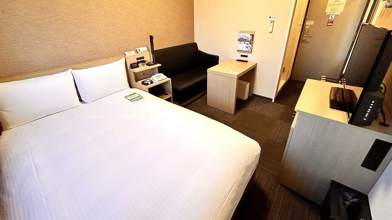 Escritorio, wifi gratis, ropa de cama