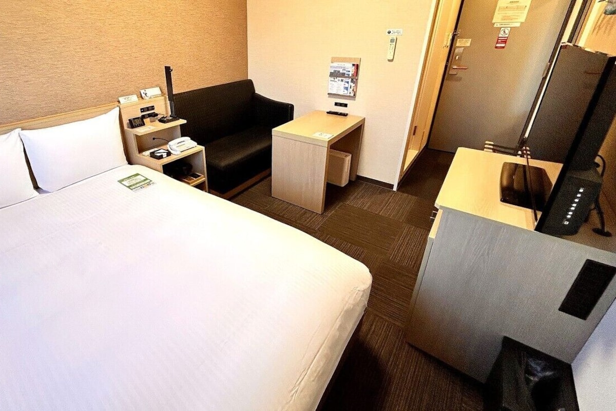Desk, WiFi (free), bed sheets