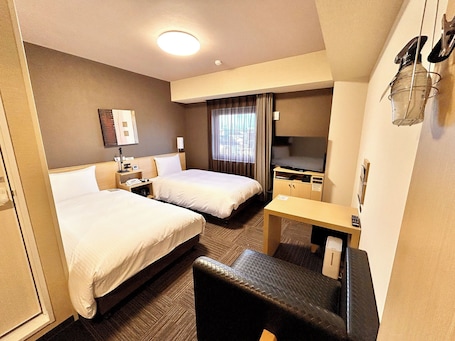 Desk, free WiFi, bed sheets. Hotel Route Inn Anan