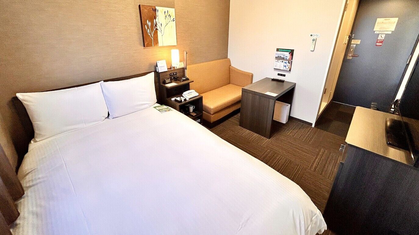 Escritorio, wifi gratis, ropa de cama