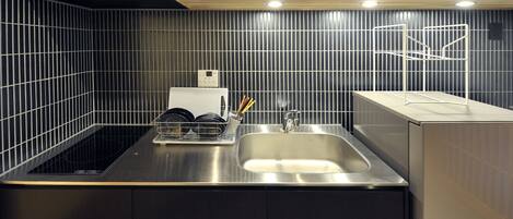 Dupleks ( A  ) | Dapur kecil pribadi | Lemari es, microwave, kompor, dan ketel listrik