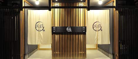 Dúplex ( B ) | Vista frontal de la propiedad por la tarde o noche