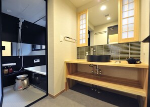 Duplex B | Bathroom | Separate bathtub and shower, free toiletries, hair dryer, slippers - Fuga Bettei Shijo Omiya (Kyoto)