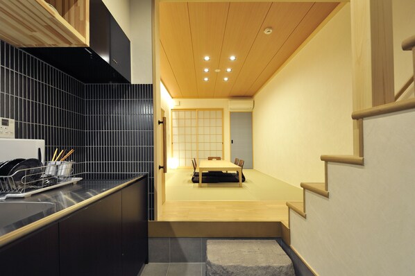 Duplex B | Private kitchen | Fridge, microwave, stovetop, electric kettle - Fuga Bettei Shijo Omiya (Kyoto)