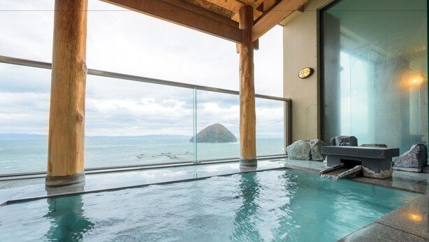 A pool with a view of the sea and a wooden structure. - Kaisenkaku (Aomori)