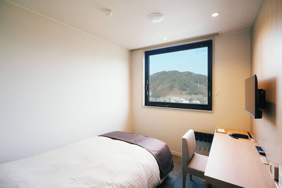 In-room safe, iron/ironing board, free WiFi, bed sheets