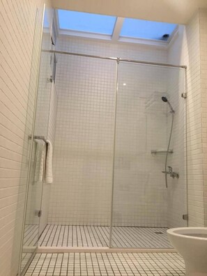Dusche, kostenlose Toilettenartikel, Haartrockner, Hausschuhe