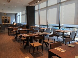 Daily buffet breakfast (KRW 27000 per person)