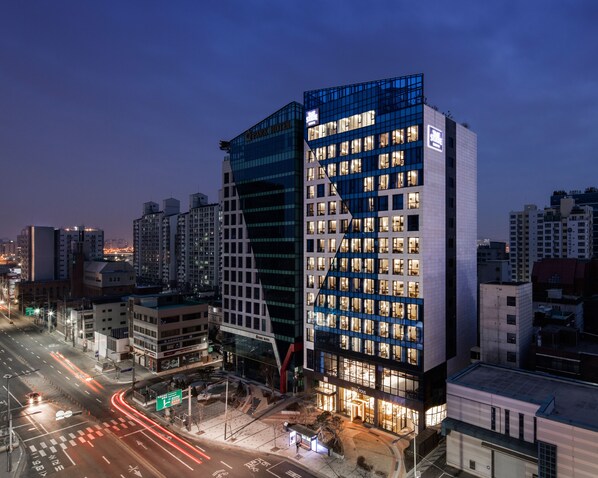 Fassade der Unterkunft – Abend/Nacht