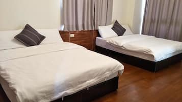 Familienzimmer, 2 Doppelbetten | Verdunkelungsvorhänge, kostenloses WLAN, Bettwäsche