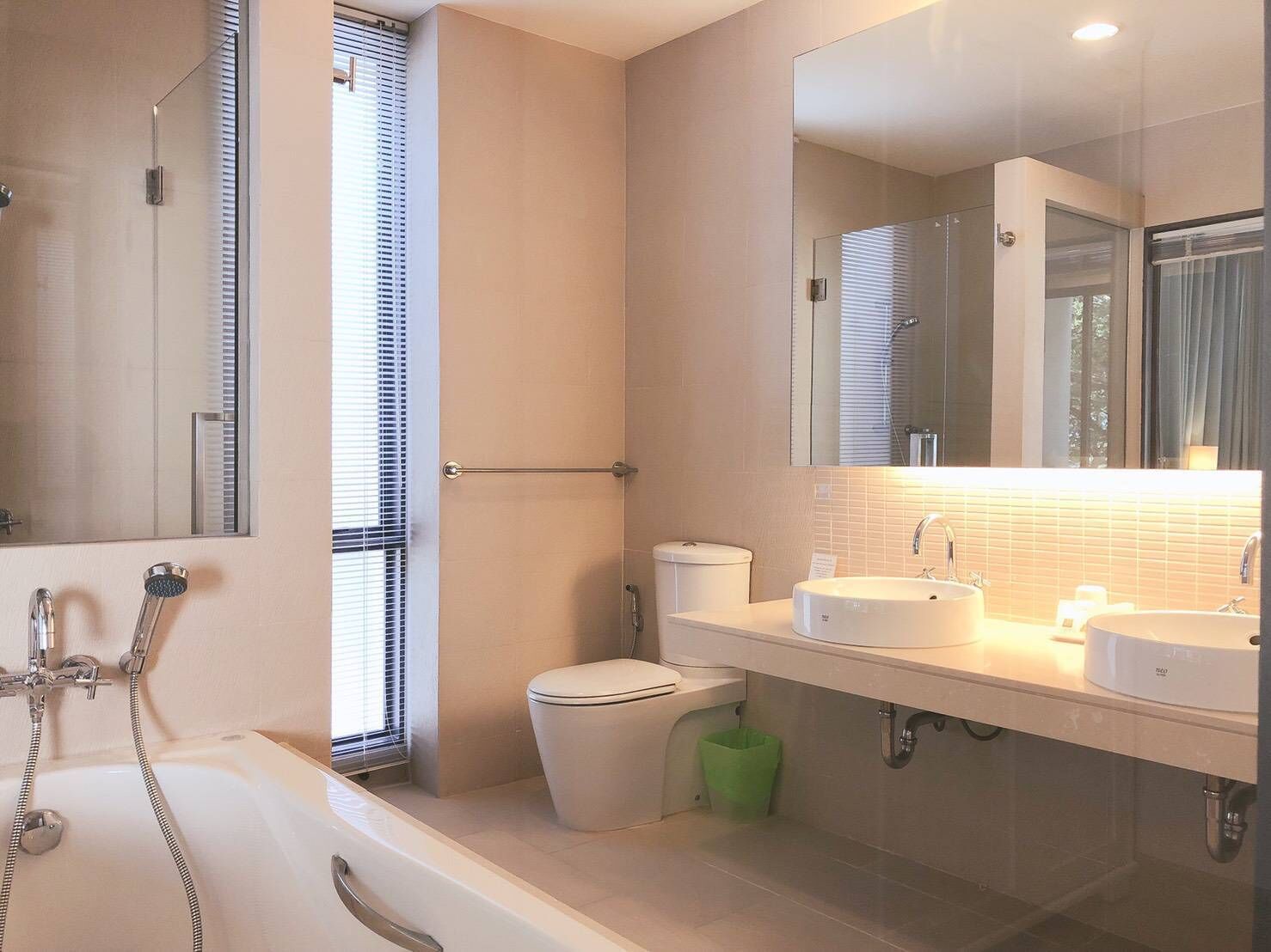 Shower, free toiletries, hair dryer, bidet