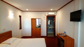 Deluxe-Zimmer, eingeschränkter Meerblick | Minibar, Zimmersafe, Schreibtisch, Bügeleisen/Bügelbrett