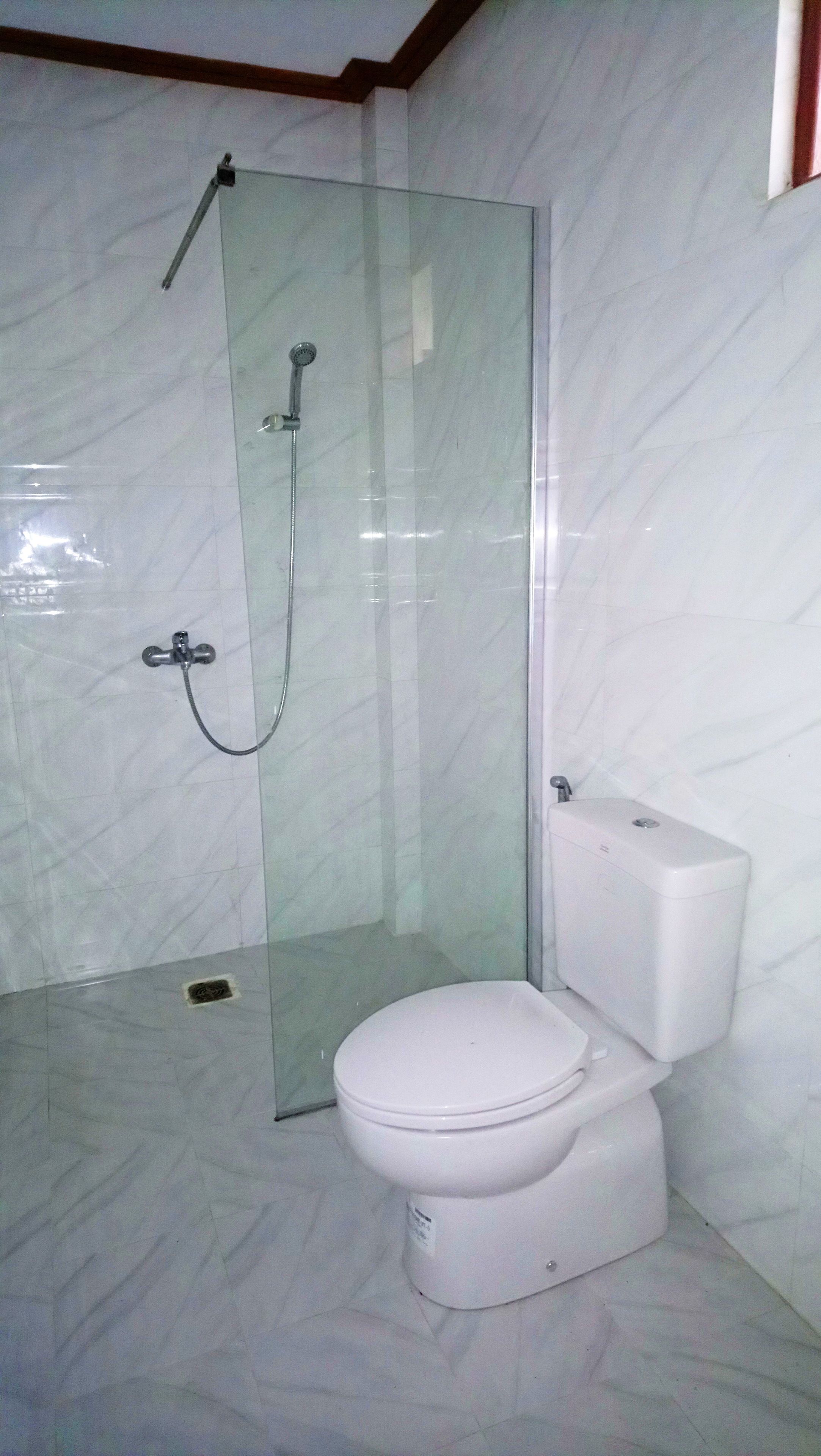 deluxe partial sea view | bathroom | shower, free toiletries, hair dryer, towels
