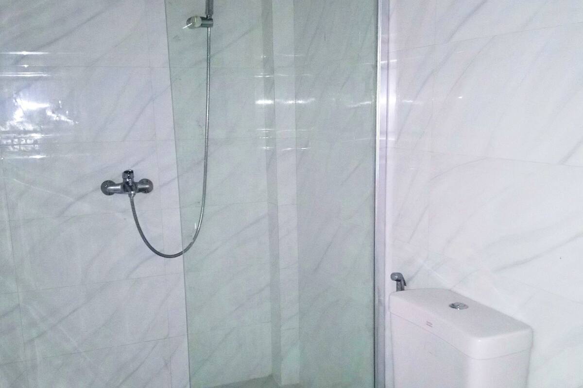 deluxe partial sea view | bathroom | shower, free toiletries, hair dryer, towels