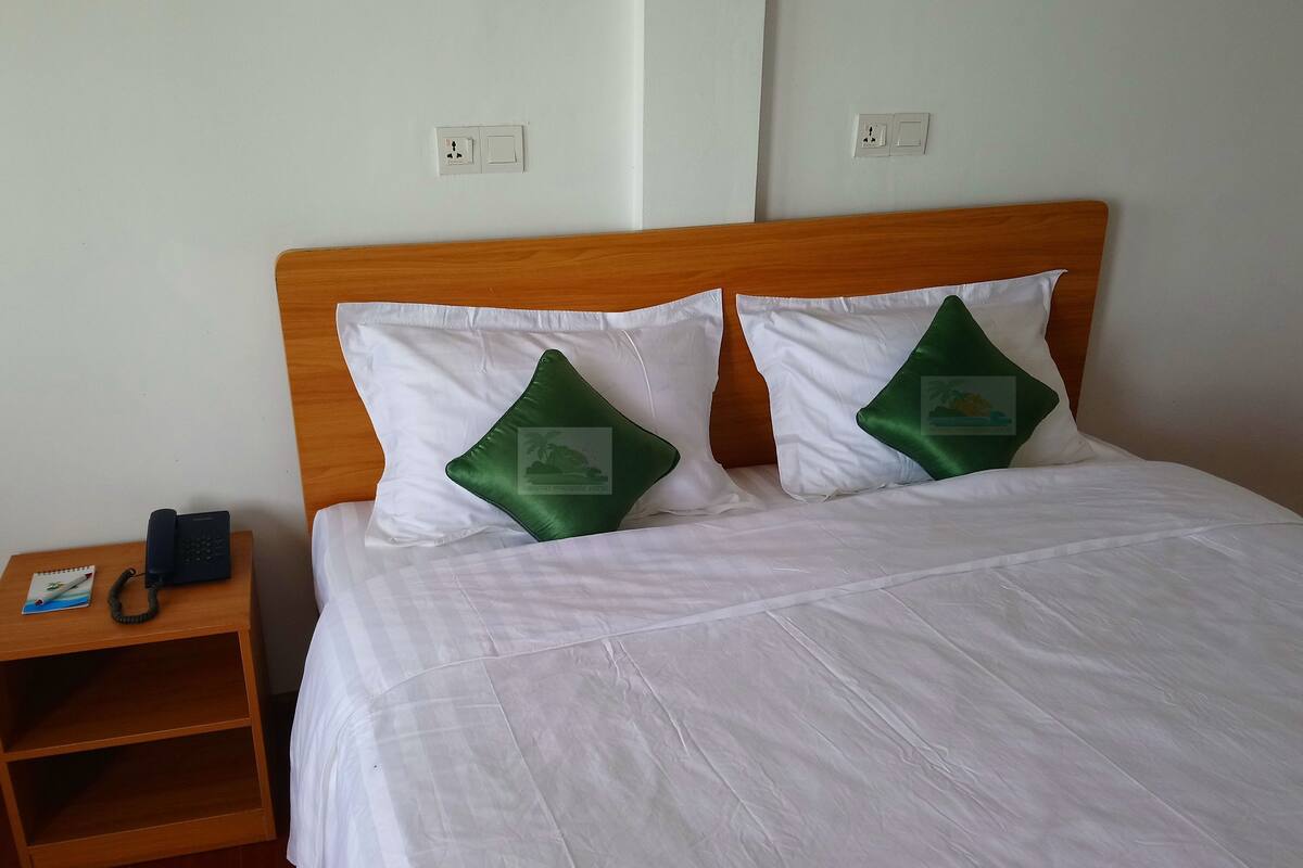 deluxe partial sea view | minibar, in-room safe, desk, iron/ironing board