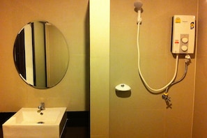 Shower, free toiletries, towels