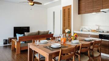 PLAGE | Living area | 50-inch flat-screen TV with digital channels