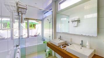 PLAGE | Bathroom | Free toiletries, slippers, electronic bidet, towels