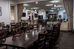 Lunch and dinner served, Modern European cuisine - Imperial Hotel Coonabarabran (Coonabarabran)