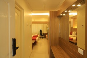 Habitación Club, 1 habitación, vista a la ciudad | Baño | Amenidades de baño gratuitas, secadora de cabello, pantuflas, toallas 