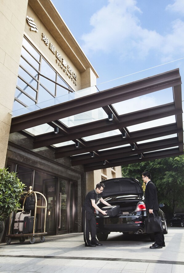 Self parking (CNY 50 per day) - Xiamen Huli Yiho Hotel (Xiamen)
