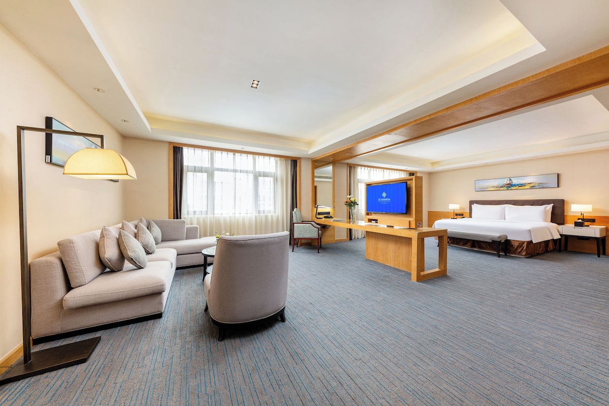 Executive Suite | In-room safe, desk, blackout drapes, soundproofing