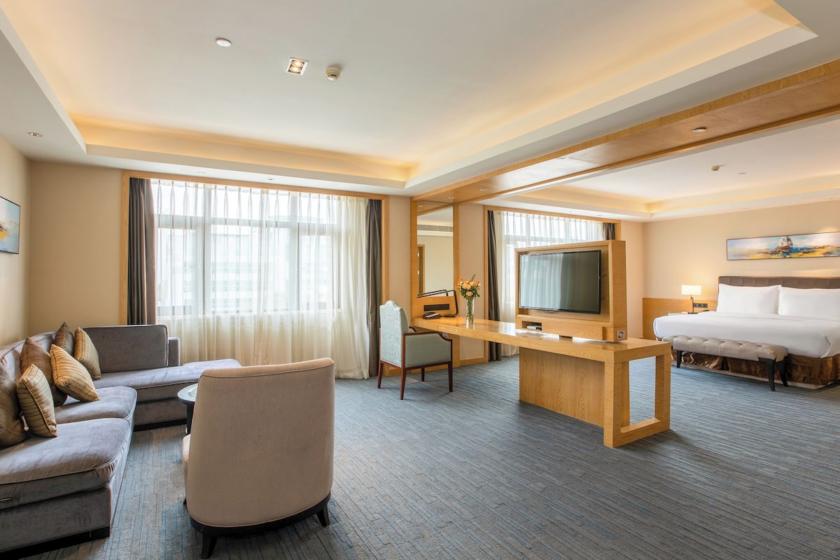 Suite Executive | Una cassaforte in camera, una scrivania, tende oscuranti