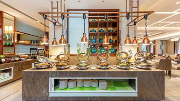 Daily buffet breakfast (CNY 88 per person)