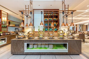 Daily buffet breakfast (CNY 88 per person)