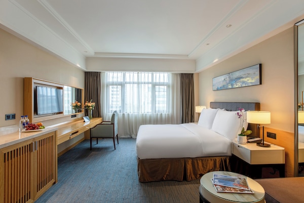 Caja de seguridad en la habitación, escritorio y cortinas blackout