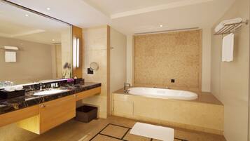 行政套房 | 浴室 | 免費梳洗用品、風筒、拖鞋、提供毛巾