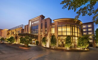 ด้านหน้าที่พัก - ตอนเย็น/กลางคืน