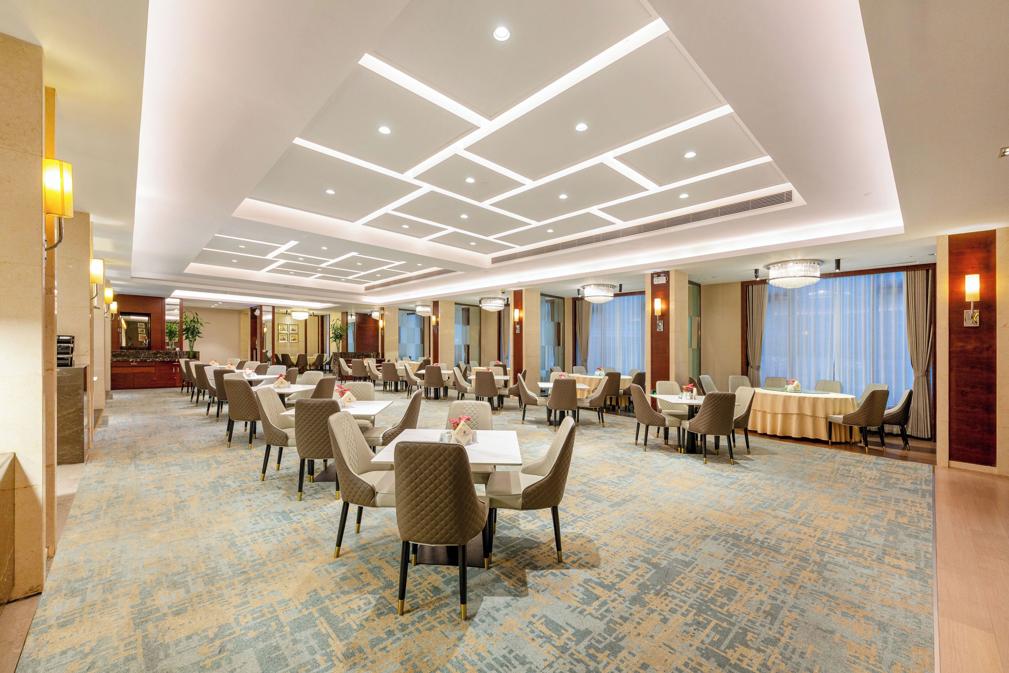 Daily buffet breakfast (CNY 88 per person)