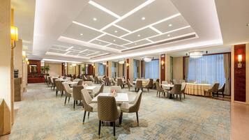 Daily buffet breakfast (CNY 88 per person)