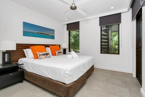 Apartment, 2 Bedrooms | Meja, ruang kerja komputer riba, seterika/papan seterika, Wi-fi percuma 