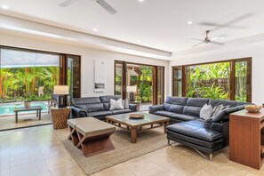 Villa, Beachfront | Ruang tamu | TV skrin rata 